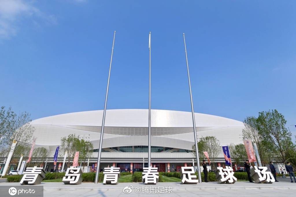 灶台下面炉火烧的全是木柴，火焰烧的很旺，以至于上面那口大铁锅，虽然盖着木质的锅盖，但锅盖的四周都在不断向外冒着水蒸气。